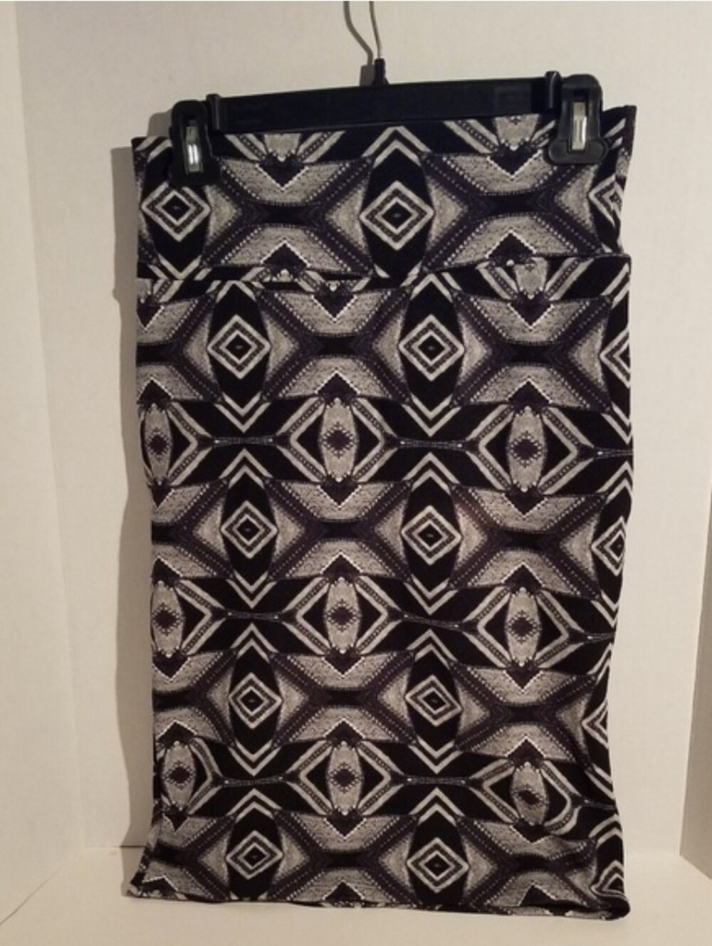 LuLaRoe Cassie Black & White Geometric Pencil Skirt Size XS